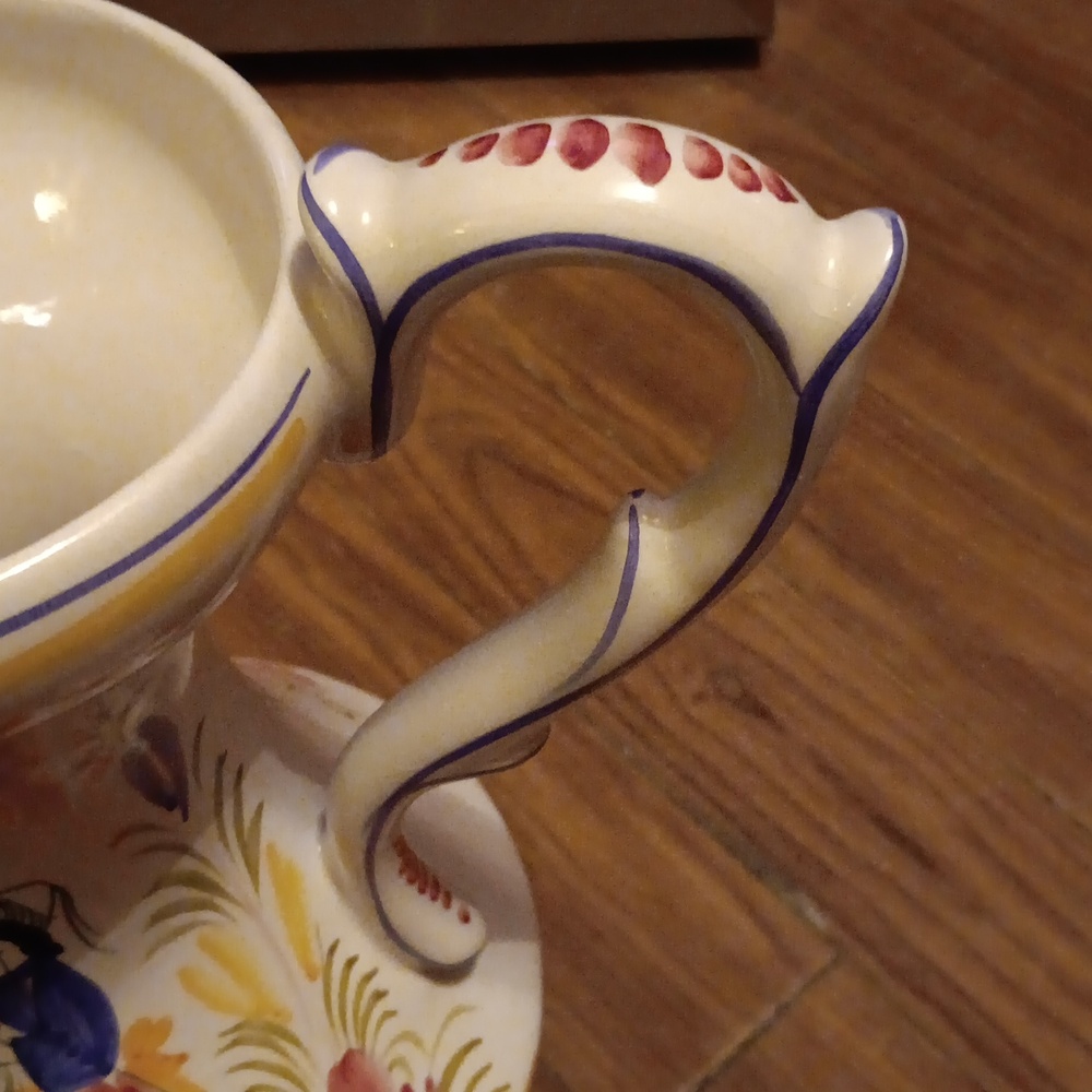 VINTAGE QUIMPER BRETONNE SITTING IN GARDEN VASE - Picture 4 of 12